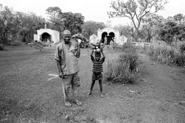002 Davanti alle tombe degli antenati, Agni, Gabon, 1978