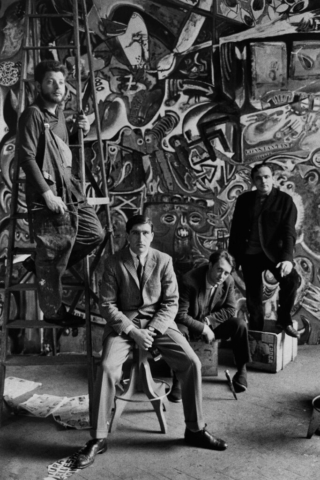 ARTISTI - 1 – Nello studio di Roberto Crippa, Milano durante il lavoro su Grande Quadro Antifascista Collettivo, con Jean-Jacques Lebel, Vario Adami, Tancredi Parmeggiani e Alain Jouffroy, 1960