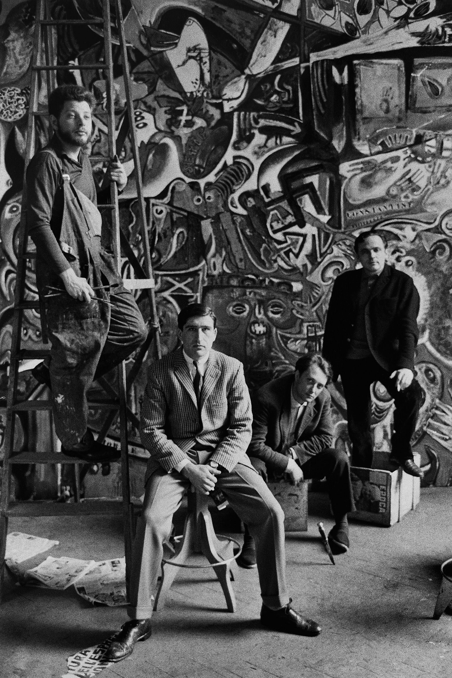 ARTISTI - 1 – Nello studio di Roberto Crippa, Milano durante il lavoro su Grande Quadro Antifascista Collettivo, con Jean-Jacques Lebel, Vario Adami, Tancredi Parmeggiani e Alain Jouffroy, 1960