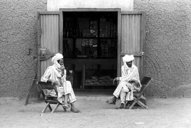 034 Davanti a un emporio, Tamanrasset, Algeria, 1978