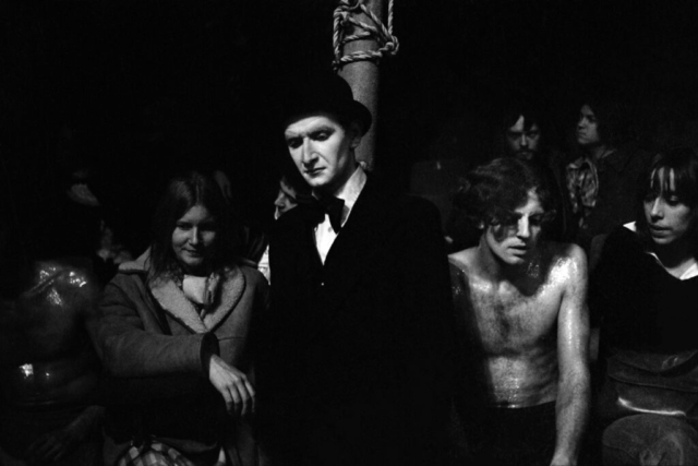 TEATRO - 4 – La troupe Le Palais des Merveilles in uno spettacolo, Parigi, inizi anni ‘70