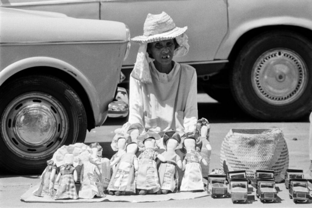 041 Venditrice di giocattoli, Madagascar, 1979