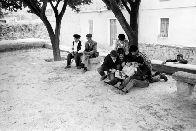 SCUOLA - 5 – Nonni e nipoti, Senis, Sardegna, 1964