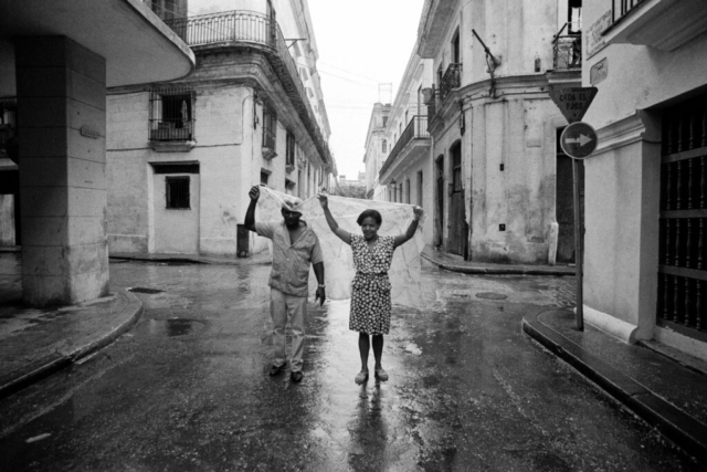 CUBA - 5 – Riparo dalla pioggia, L’Avana, 1992