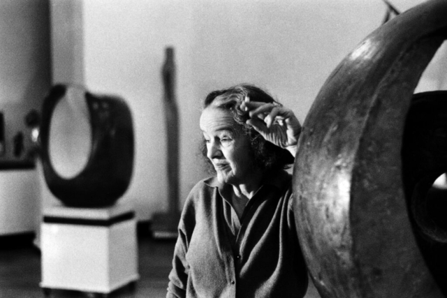 ARTISTI - 5 – Barbara Hepworth, nel suo studio a Saint Ives, Cornovaglia, anni ‘70