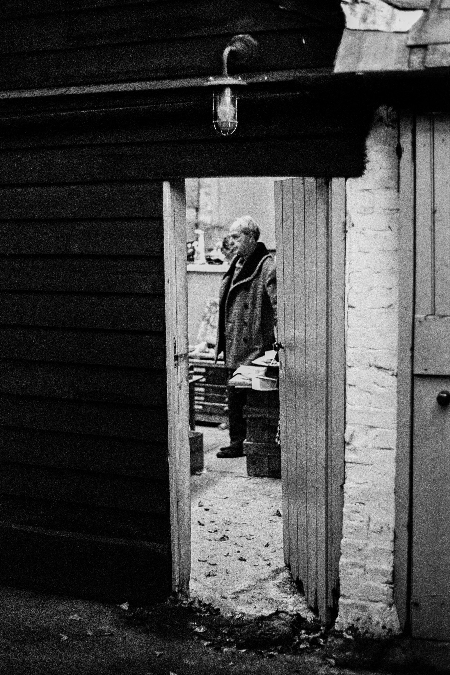 ARTISTI - 10 – Henry  Moore, nel suo studio a Much Hadham, Inghilterra, 1961