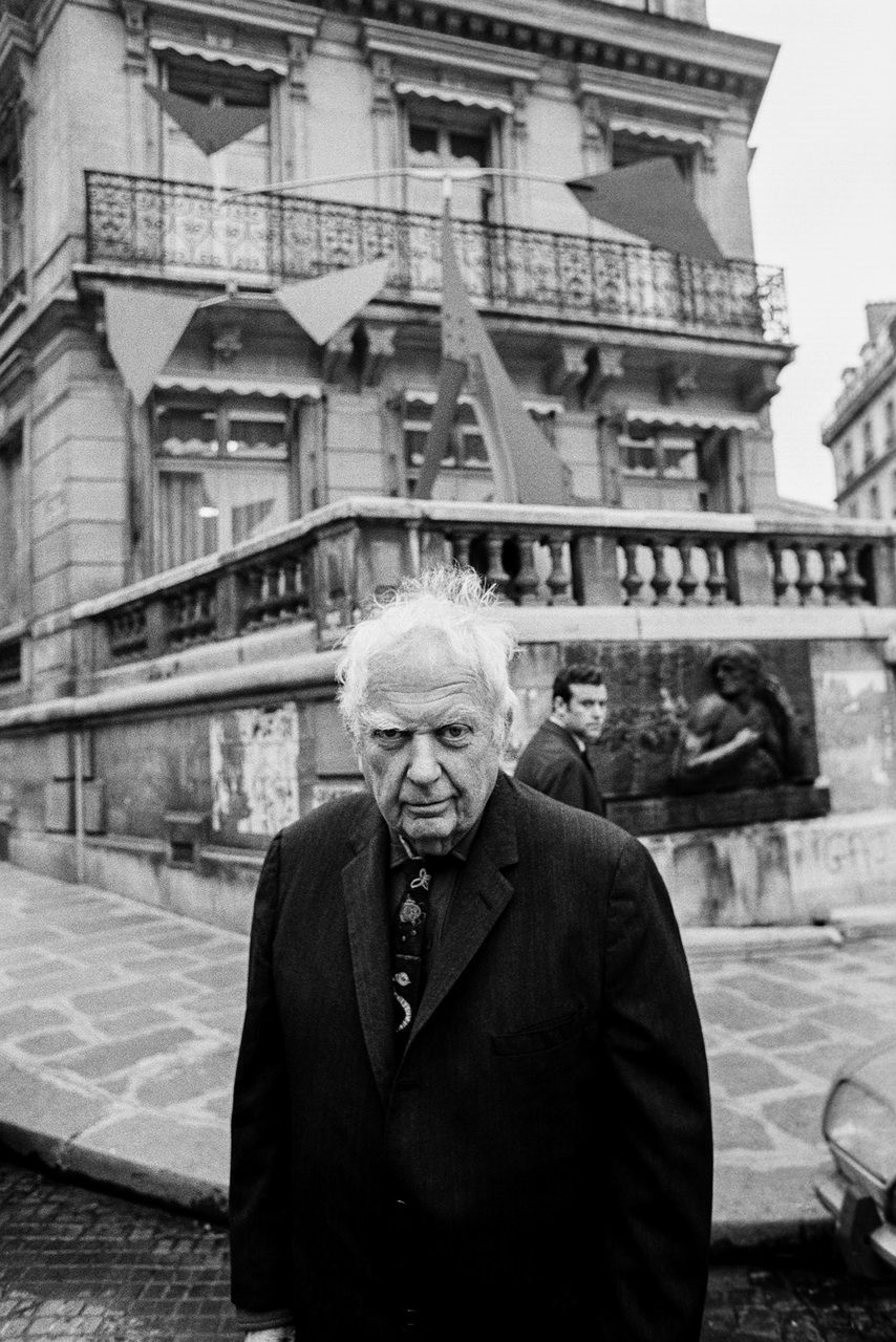 Alexander Calder (1898-1976) Lo scultore davanti alla sua opera, esterno Galleria Maeght Parigi, 1975