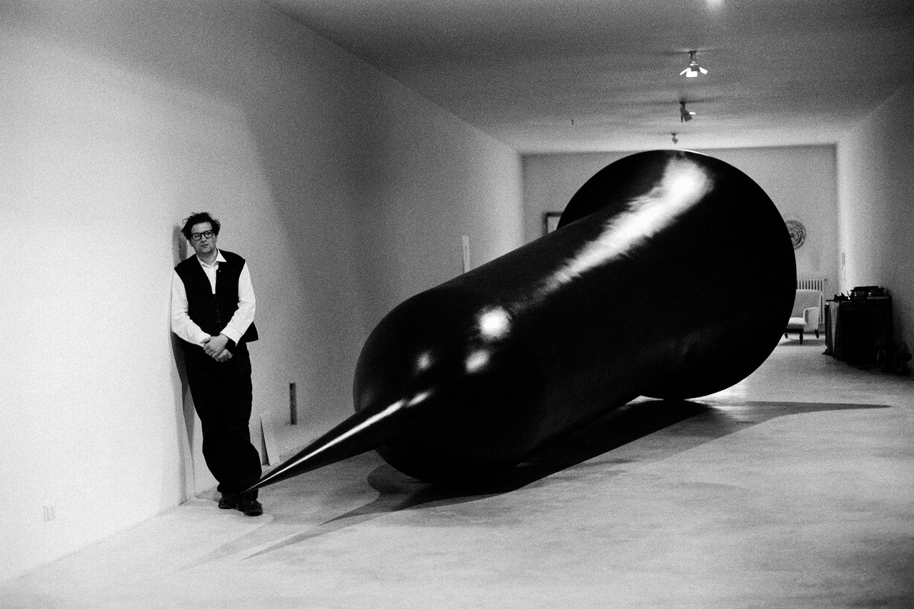Anish Kapoor (1954) Lo scultore con una sua opera Londra, anni ‘90