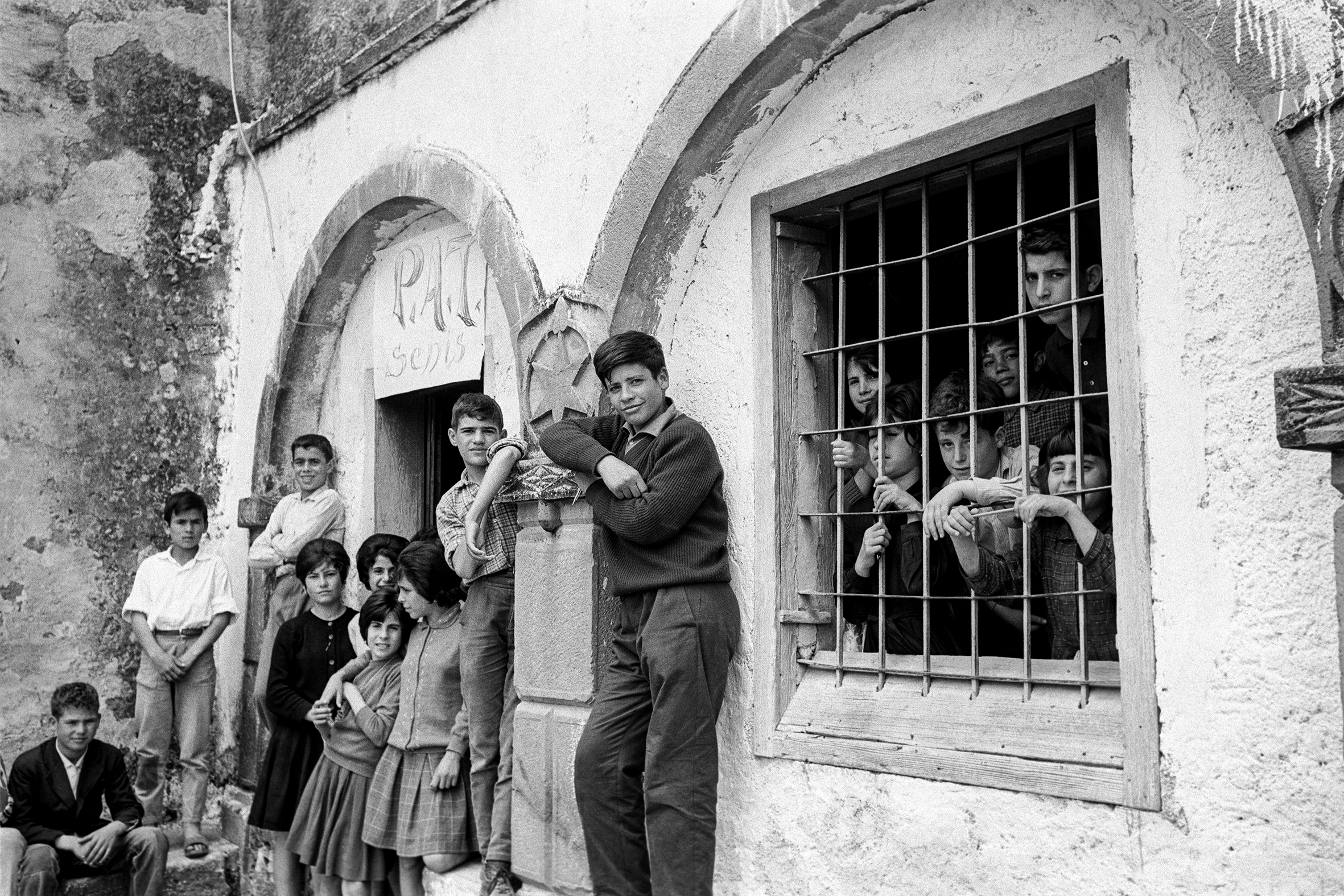 SCUOLA - 2 – Fuori dall’aula, Senis, Sardegna, 1964