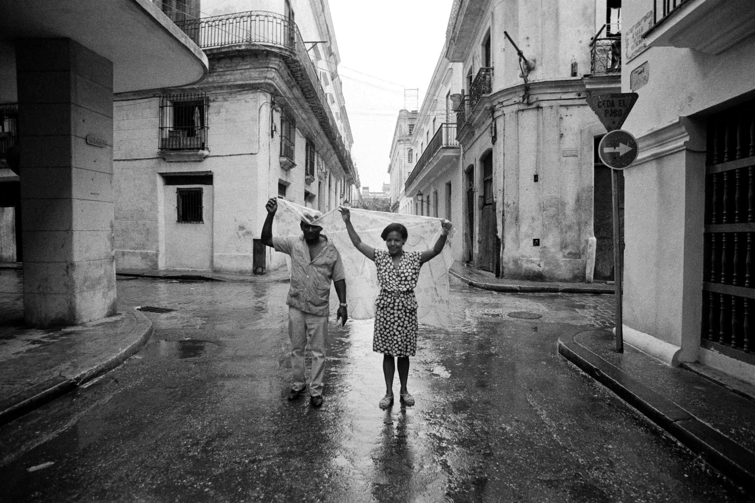 CUBA - 5 – Riparo dalla pioggia, L’Avana, 1992