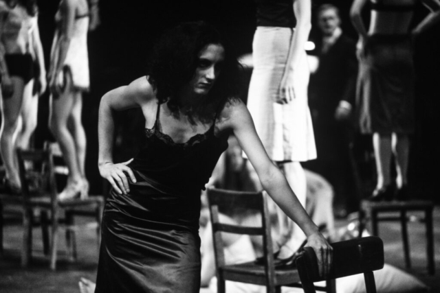 TEATRO - 6 – 7 – Il Tanztheater di Pina Bausch, nello spettacolo I sette peccati capitali, Théatre de la Ville, Parigi, 1976