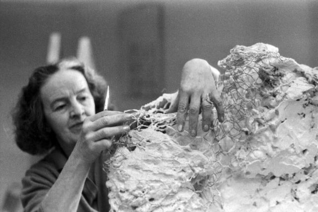 Barbara Hepworth (1903-1975) La scultrice con le sue opere