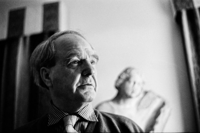 Henry Moore (1898-1986) Lo scultore nella sua casa nelle campagne inglesi Much Hadham, 1961