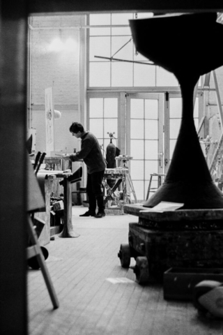 Kenneth Armitage (1916-2002) Lo scultore nel suo studio Londra, 1961