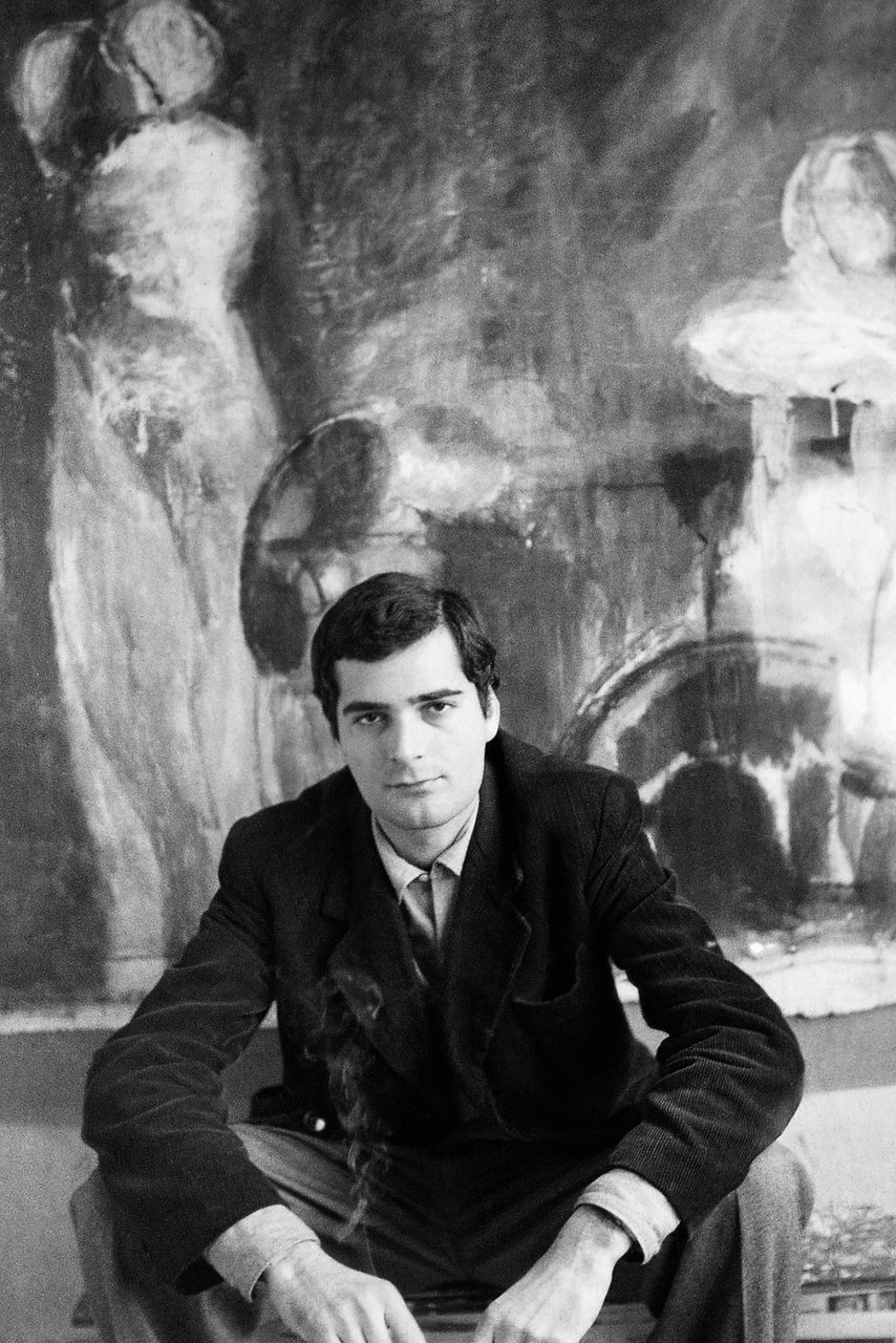 Ruggero Savinio (1934) Pittore davanti al suo quadro Parigi, 1962